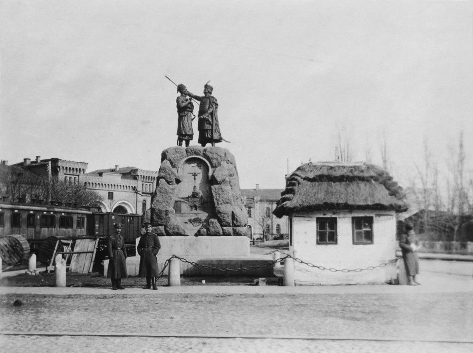 C:\Users\Uliya\Desktop\Ч4 фото\Iskra_and_Kochubei_Monument_Kiev_1918_01.jfif